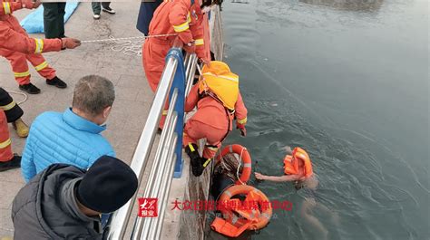 淄博一老人公园中失足落水，热心市民跳入冰河营救 克林 进行 救援