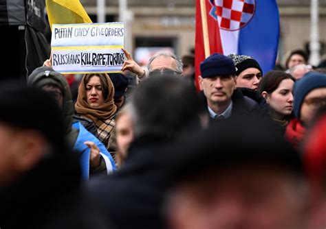 Foto Na Trgu U Zagrebu Odr An Skup Potpore Ukrajini Putinu Pisali