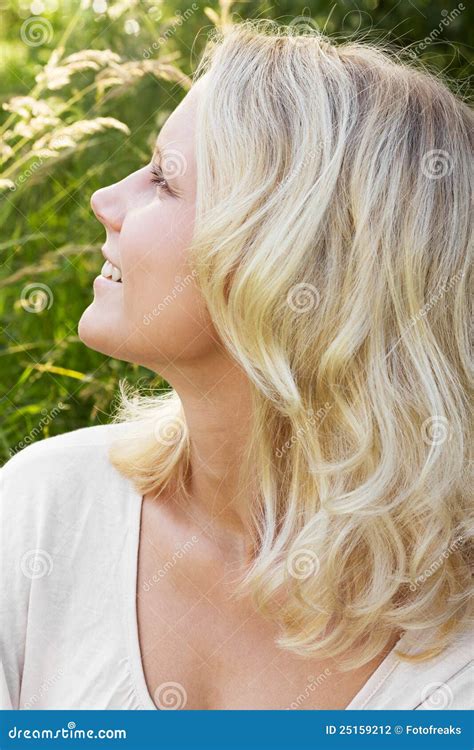 Jonge Blonde Vrouw In De Zomer Stock Foto Image Of Haar Kijk 25159212