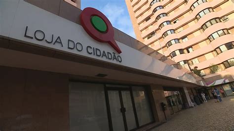 Utentes da Loja do Cidadão das Laranjeiras começam a formar fila à meia