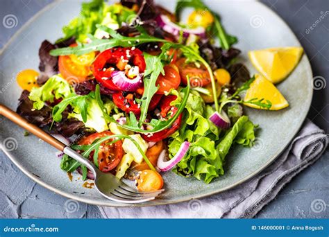 Salada Vegetal Org Nica Imagem De Stock Imagem De Mesa