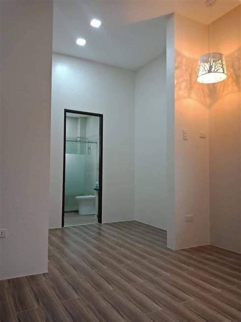 lantai rumah hitam putih - Dominic Payne