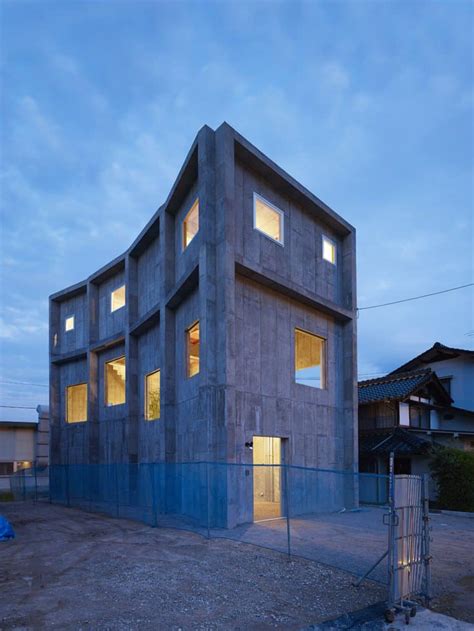 Industrial Chic Concrete House with Interior Courtyard