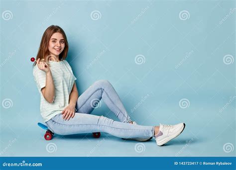 Fille Blonde Avec Des Chups De Chupa Se Reposant Sur Une Planche Roulettes Image Stock Image