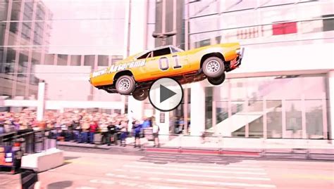 Spectacular General Lee Stunt Jump Wows Autorama Crowd! - xtrhorsepower