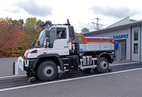 Zweiwege Unimog Winterdienstfahrzeuge für Brüsseler Verkehrsbetriebe