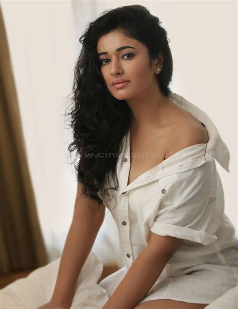 World Celebrity Poonam Bajwa Sexy Pics Hot Poonam Bajwa Photo Gallery