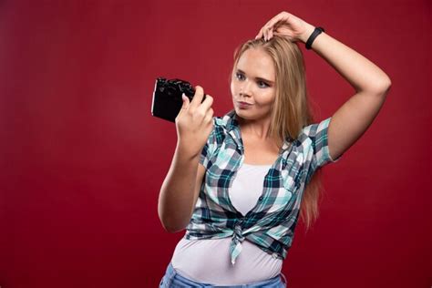 Jeune Photo Blonde Tenant Un Appareil Photo Professionnel Et Prend Son Selfie Dans Des Positions