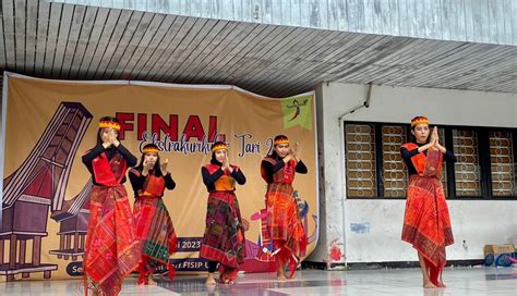 Ekstrakurikuler Seni Tari FISIP Unhas Tampilkan 11 Tarian Tradisional