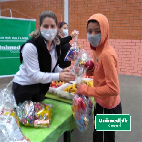 Colaboradores Da Unimed Caçador Entregam Cestas De Doces E Frutas Para