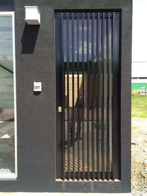 Puerta De Acceso Principal En Perfil Tubular De Acero Y Vidrio Casa