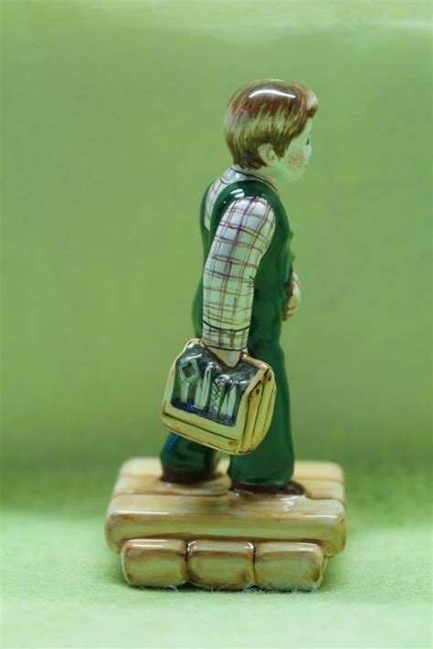 Умелые руки (мастер) - коллекционная фигура ярославской майолики