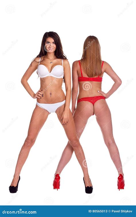 Modelos Blonde Y Mujeres Atractivos De La Morenita En Ropa Interior Imagen De Archivo Imagen