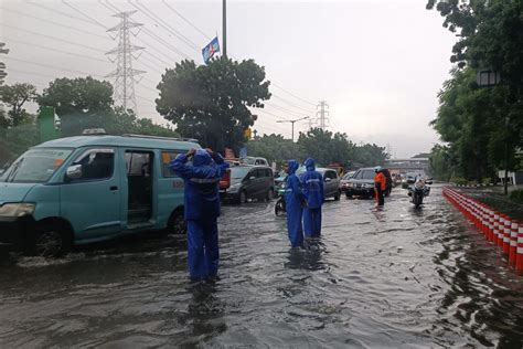 Hujan Deras 4 Ruas Jalan Di Jakarta Tergenang Banjir