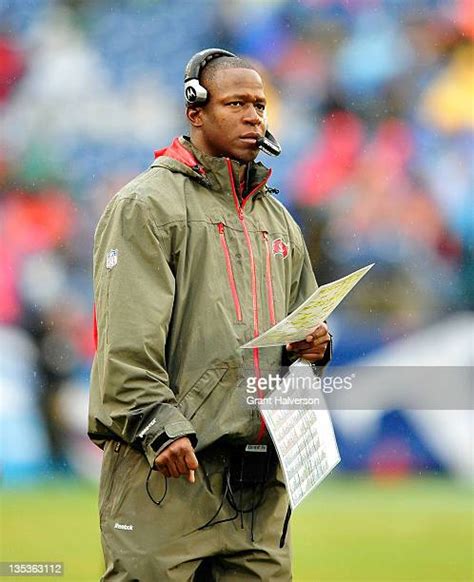 Coach Raheem Morris Photos and Premium High Res Pictures - Getty Images