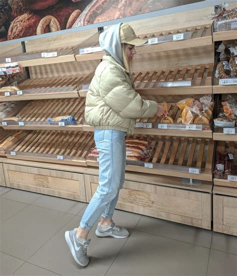 Дутая куртка,бежевая, джинсы МОМ, скини, образ с кепкой, стильный look ...