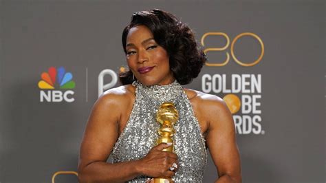 Angela Bassett Kenang Mendiang Chadwick Boseman Dalam Pidato Kemenangan