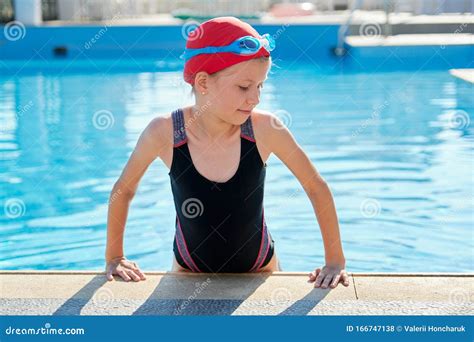 Mädchen Im Außenpool Kinder Im Schwimmbad Badeanzug Und Brille