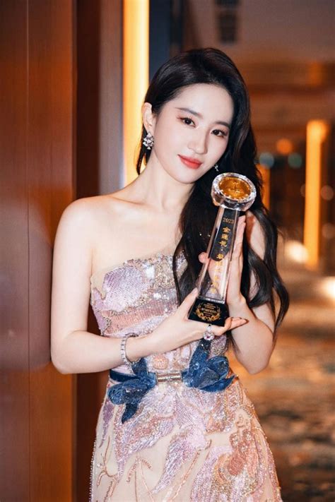 Thần tiên tỷ tỷ Lưu Diệc Phi gây sốt dưới ống kính người qua đường không ngờ vệ sĩ lên hot search