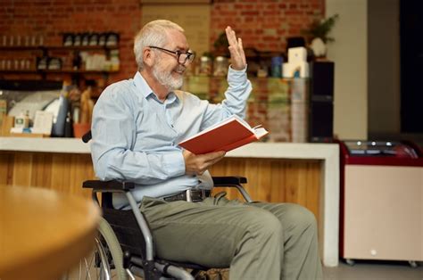 Hombre Adulto Discapacitado En Silla De Ruedas Leyendo Un Libro Foto