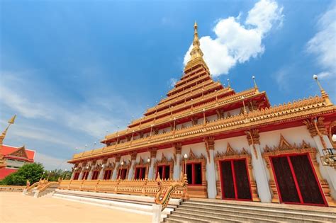 La Iglesia Tiene Un Hermoso Color Dorado En El Templo Phra Mahathat O