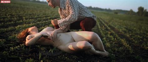 Naked Chantale Bellavance in Les traqués