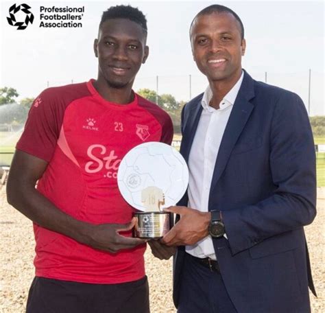 Pour son sacré à la Can Ismaila Sarr a reçu un trophée Photo