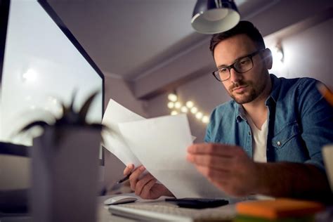 Hombre Trabajando En La Computadora En Casa Foto Premium