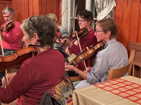 Spelm N Fyllde Bystugan Med Fioler Gitarr Och Fl Jt Strandmora Bystuga