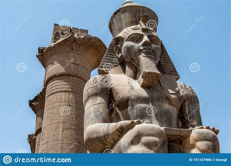 Templo De Egipto Luxor Estatua Del Granito De Ramesses II Asentada