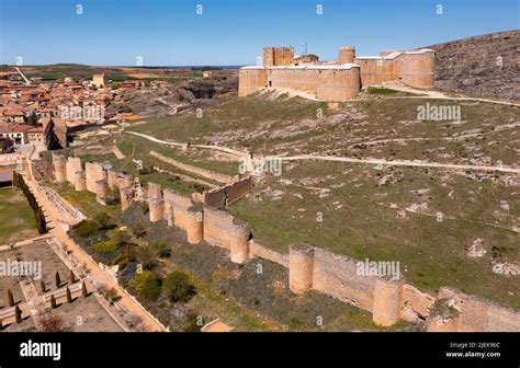 Bird's eye view of town and castle of Berlanga de Duero Stock Photo - Alamy