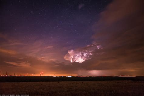 Cieux Sous Tension Vacuation D Un Fort Orage Isol Sous Le Ciel