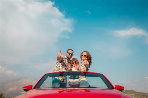 Fam Lia Feliz Viajando De Carro Nas Montanhas Pessoas Se Divertindo No