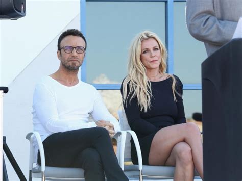 Britney Spears' Longtime Manager Larry Rudolph Resigns - Showcelnews.com