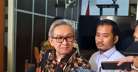 Maqdir Ismail Tiba Di Kejagung Sambil Bawa Uang Rp Miliar