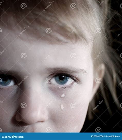 Petite Fille Pleurant Avec Des Larmes Photo Stock Image Du Ajustement