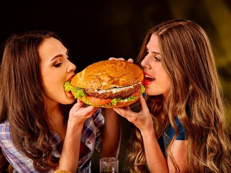 Deux Filles Mangeant Le Grand Sandwich Photo stock Image du délicieux