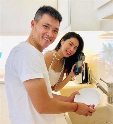 Ca sĩ Thủy Tiên diện bikini khoe body mẹ 1 con bỏng mắt chồng Công Vinh lập tức có hành động lạ