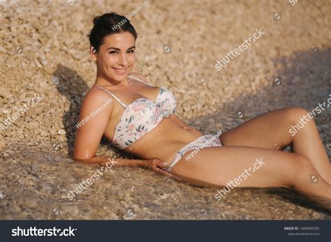 Стоковая фотография Sexy Woman Bikini On Beach Enjoying