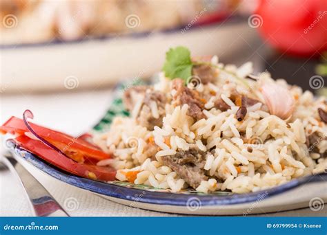 Pilau Tradicional Do Uzbek Plov Tomates E A Cebola Vermelha Foto