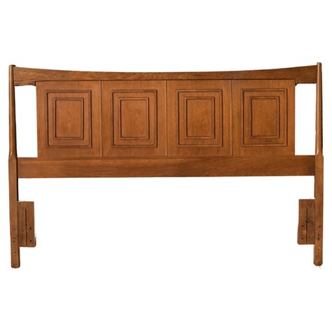 Mid Century Modern Walnut Broyhill Sculptra Queen Headboard Frame For