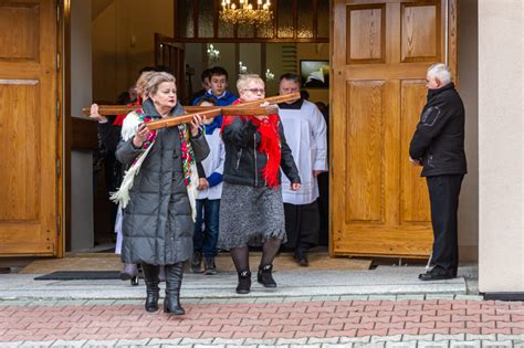 Droga Krzyżowa ulicami parafii 2022 Parafia Matki Bożej Nieustającej