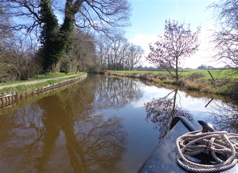 √ Llangollen Canal Holidays