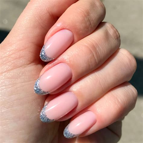 Jasne Paznokcie Z Brokatem Modny I Stylowy Manicure Na Lato