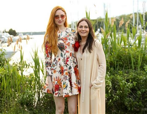 Karen Gillan Nude OnlyFans Leaks Fappening Page FappeningBook