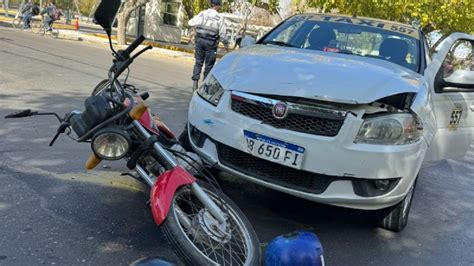 Fuerte choque entre una moto y un remis dejó 2 personas heridas