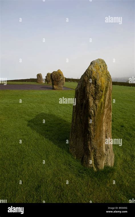 Standing Stones a Newgrange parte del círculo de piedra alrededor del