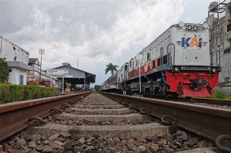 Imbas Jalur Longsor Kereta Api Pangrango Bogor Sukabumi Berhenti