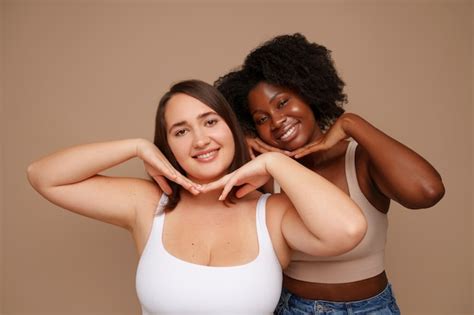 Retrato De Mulheres Plus Size Fazendo Seu Regime De Beleza E Rotina De