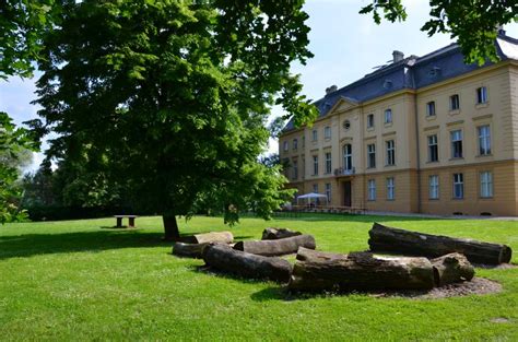 Grünfläche auf der Rückseite des Schlosses Schloß Trebnitz Bildungs